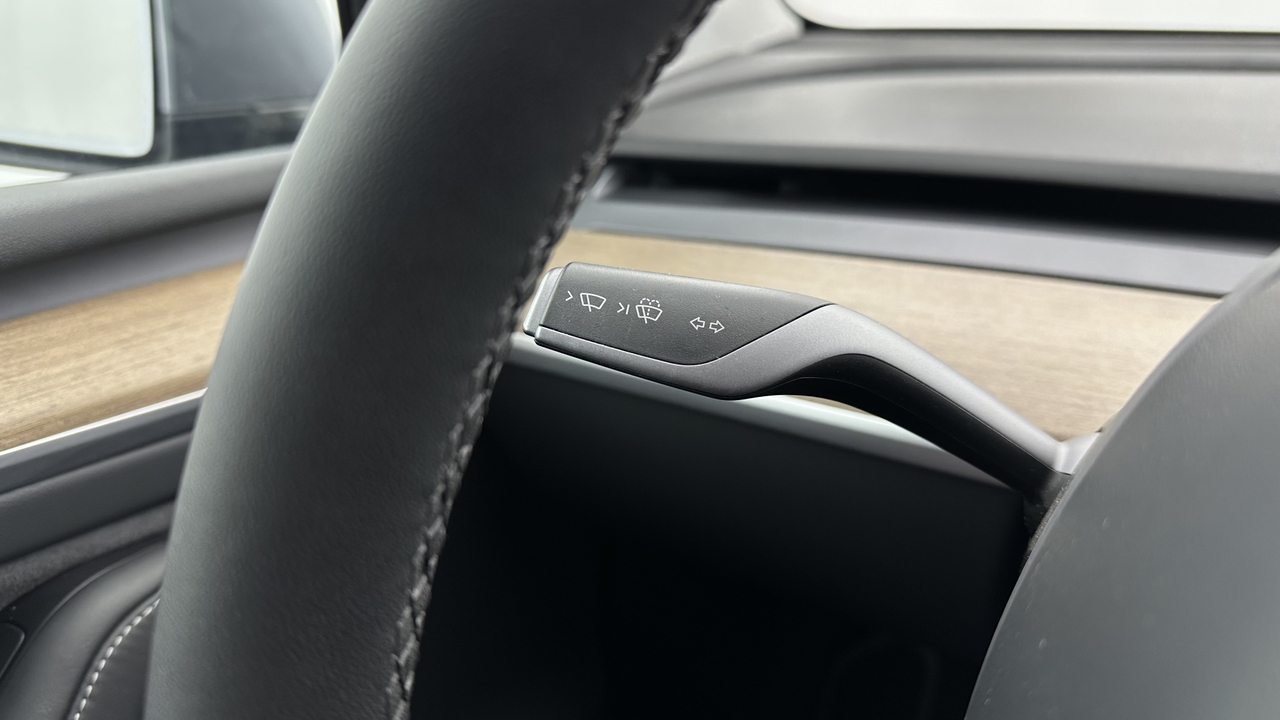 Tesla MODEL Y Standard RWD — photo 13