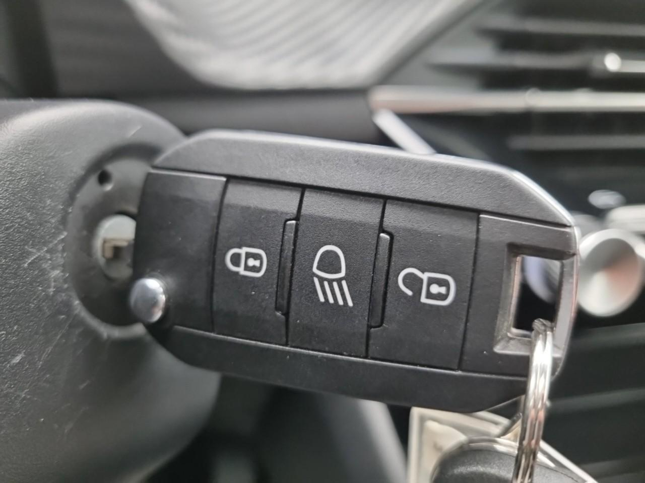 Peugeot 208 100 s&s bvm6 style — photo 20