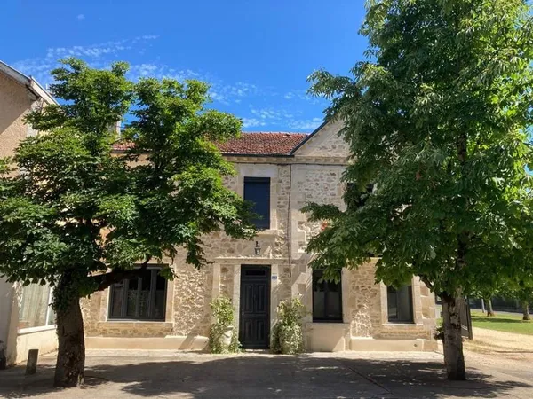 Venez découvrir cette agréable maison en pierre du pays avec