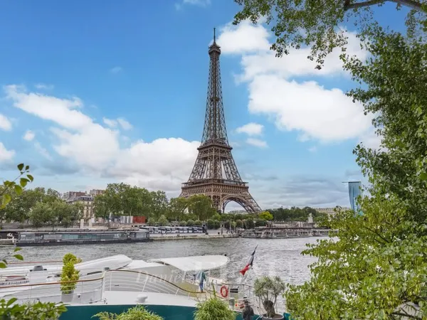 Paris XVIe - Quai de New York - Vue Tour Eiffel - Deux pièces