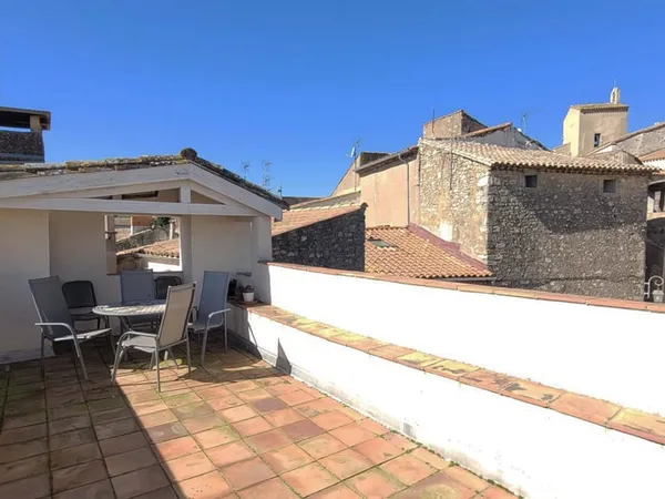 Maison de village de style médiéval avec terrasse sur le toit