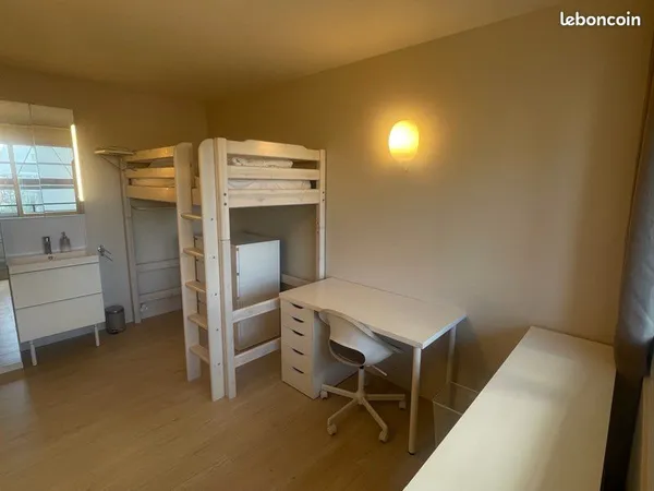 Chambre meublée avec balcon privatif à louer chez l'habitante