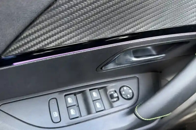 Peugeot 2008 hybrid 145 e-dcs6 — photo 32