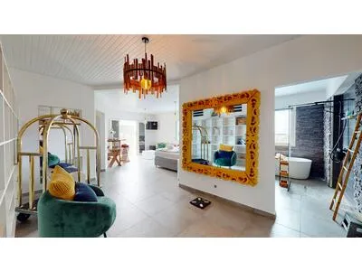 Villa de standing avec piscine et vue sur la mer