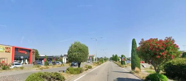 A louer local commercial de 365m² à Montélimar Sud