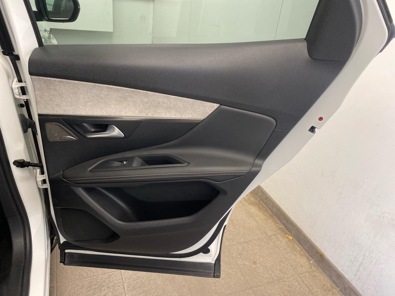 Peugeot 3008 hybrid 225 e-eat8 gt pack — photo 26