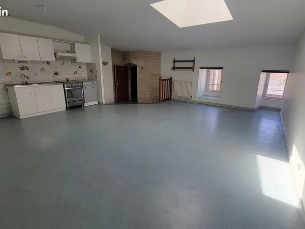 Au coeur du centre ville tous commerces appartement offrant deux chambres et une cave