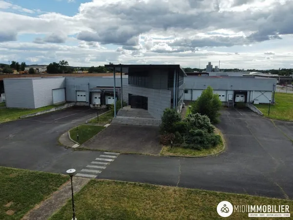 SITE INDUSTRIEL 2 330 m² SUR 10 144 m² DE TERRAIN - 5 QUAIS