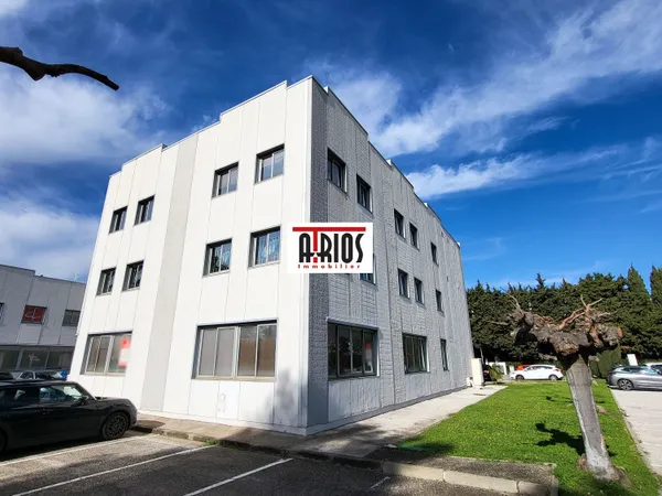Local professionnel 200 m²