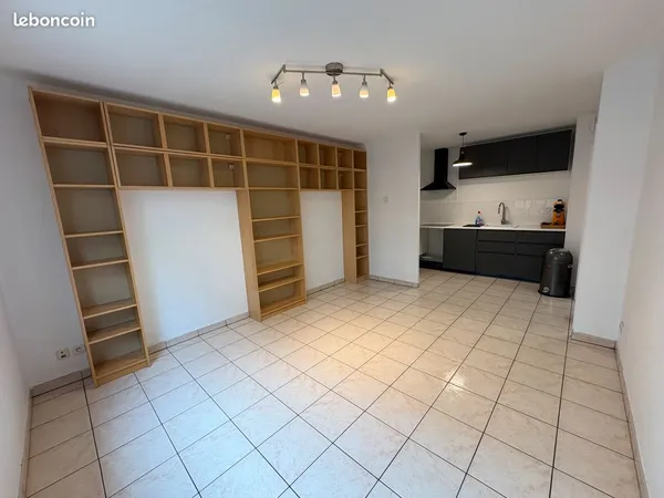 Appartement 2 pièces 39 m² cuisine équipée Saxe Gambetta avec garage fermé