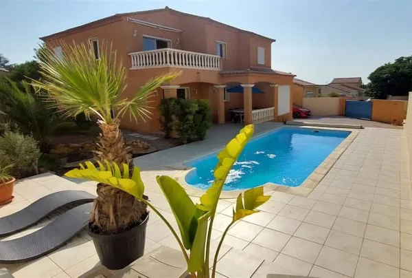 Villa méditerranéene 200 m² •Immeuble de 2 Appartements Indépendants • Piscine 9x4m • Revenus Locati