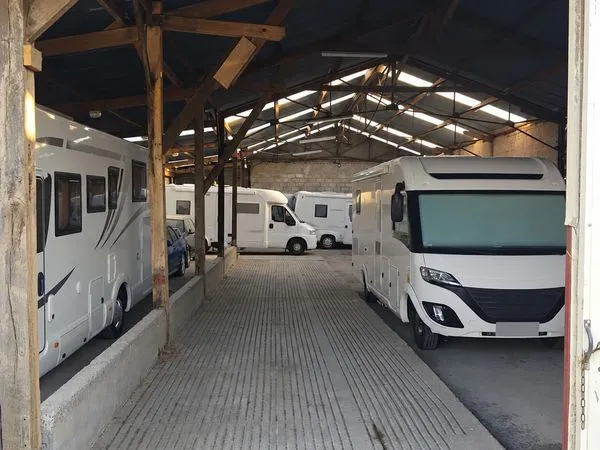 Grand emplacement d'hivernage 14 m - Bâtiment fermé - Pornic