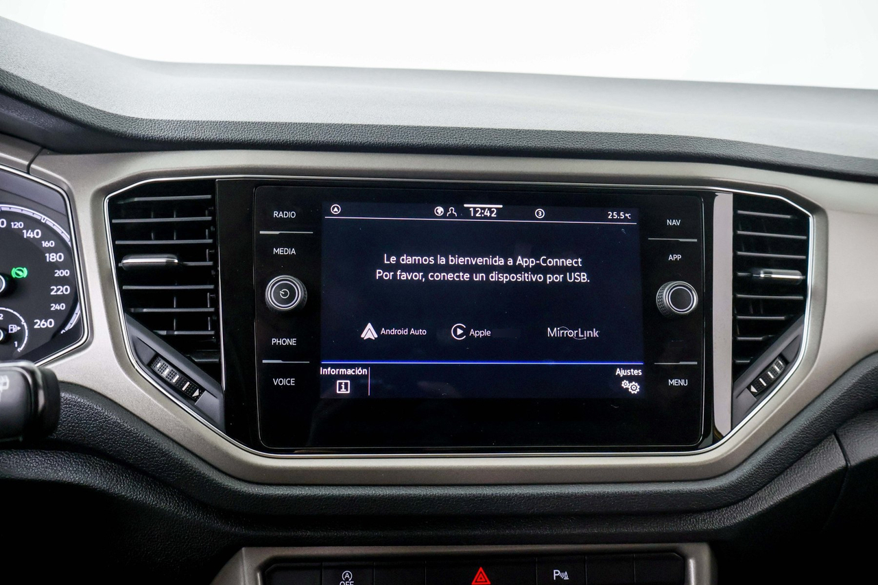 Volkswagen T-Roc — photo 26
