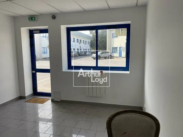 Entrepôt 211 m²