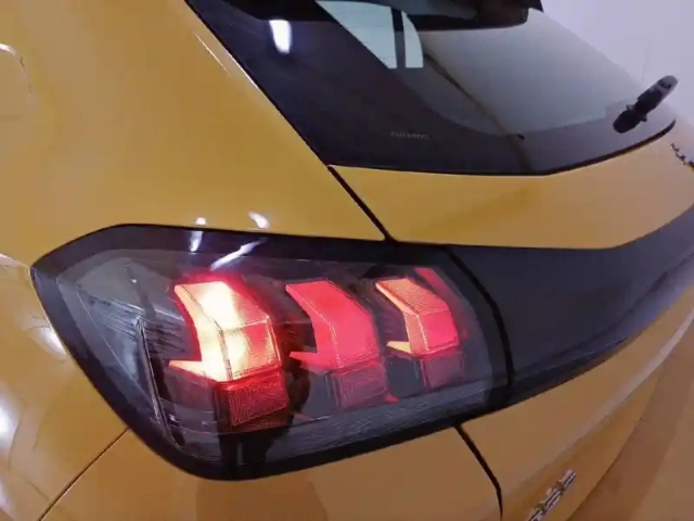 Peugeot 208 puretech 75 s&amp;s bvm5 — photo 17