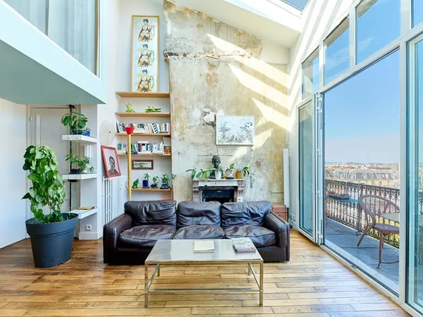 Atelier d'artiste d'architecte en dernier étage avec balcon et vues à Montmartre