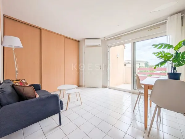 T2 climatisée avec terrasse et parking
