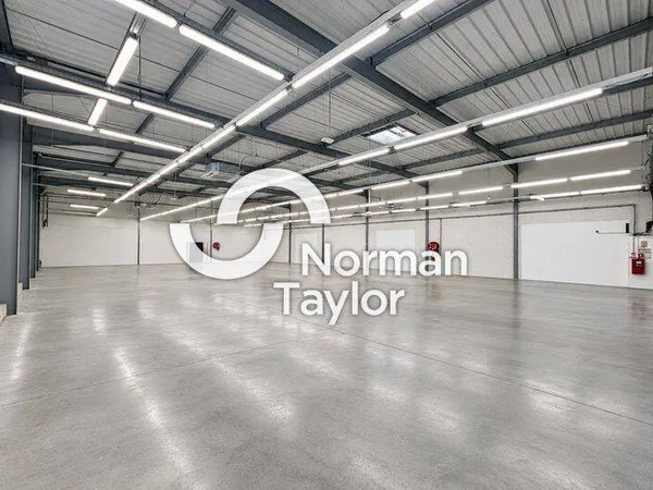Local commercial 745 m²