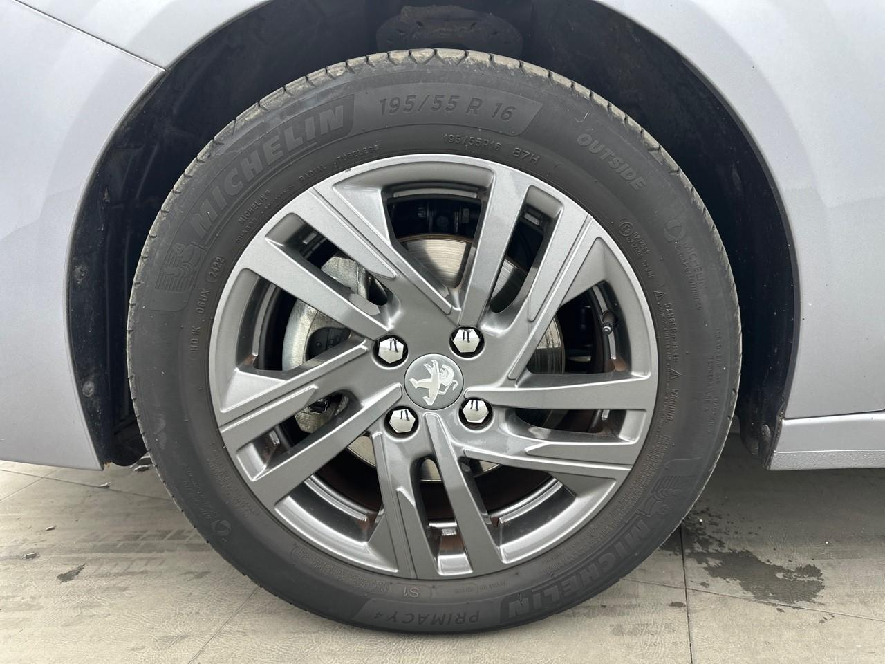 Peugeot 208 puretech 100 s&s bvm6 style — photo 14