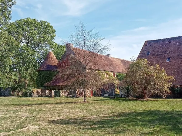 Dans l'Orne, une ferme fortifiée et ses dépendances sur 8000 m²