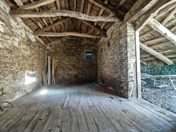 Ancienne étable avec dépendances, bois et prairie