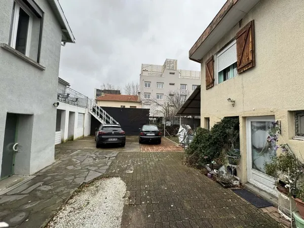 Ensemble immobilier de 4 appartements + garage et terrain