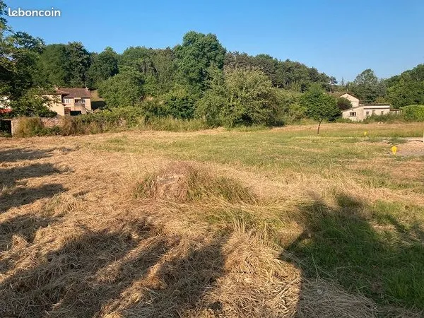 Grand terrain à bâtir à Mâcon-Flacé