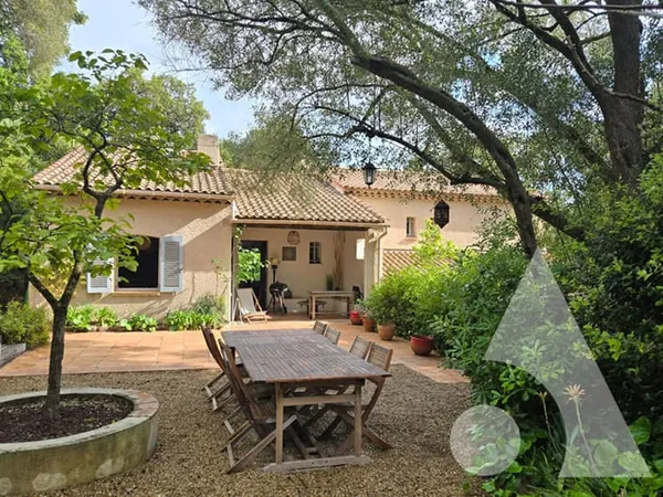 SAINT-RAPHAEL VILLA D'EXCEPTION À DEUX PAS DE LA MER 200 M² SUR 3 845 M²