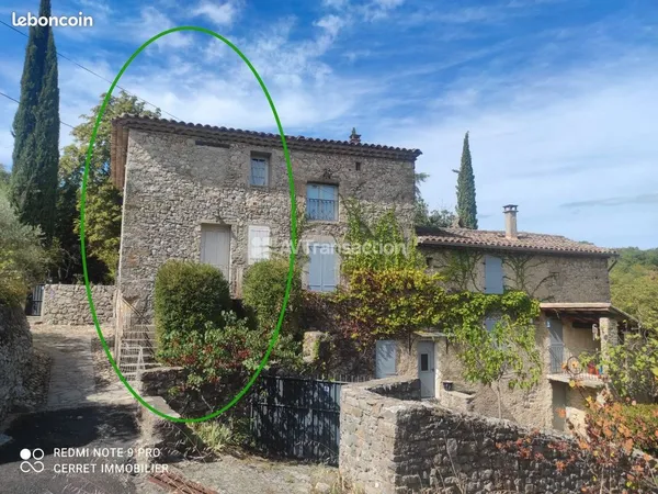 Maison en pierres et jardin à deux pas du village