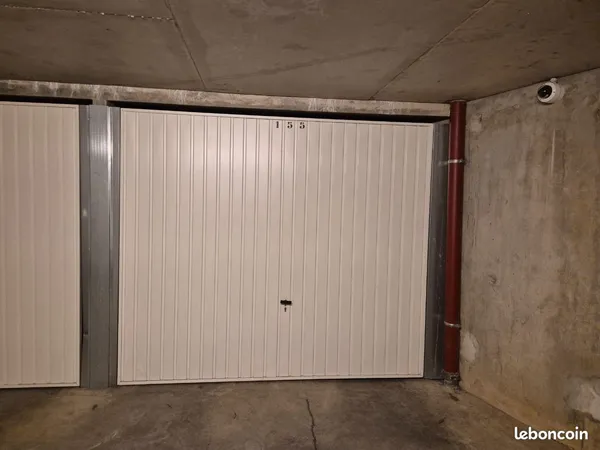 Garage fermé dans résidence sécurisée