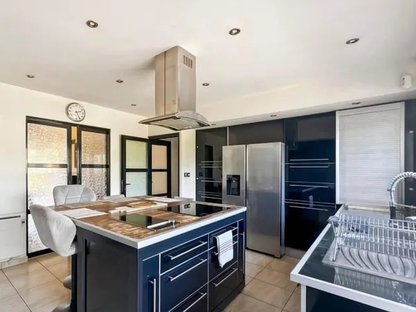 MAISON FAMILIALE T5, 183 m², VASTE PIECE DE VIE, HAUTEUR SOUS CHARPENTE, DEUX BUREAUX, PISCINE, DEPE