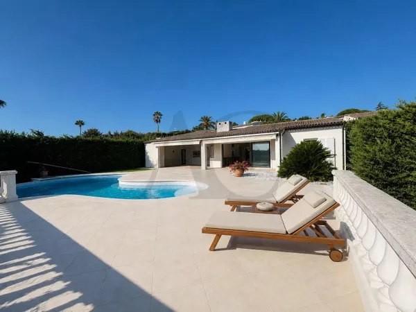 MAGNIFIQUE VILLA INDEPENDANTE RENOVEE CLIMATISEE VUE DEGAGEE 5P