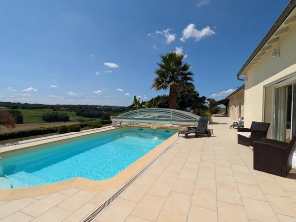 Maison de 350m² avec piscine et dépendances sur 2ha