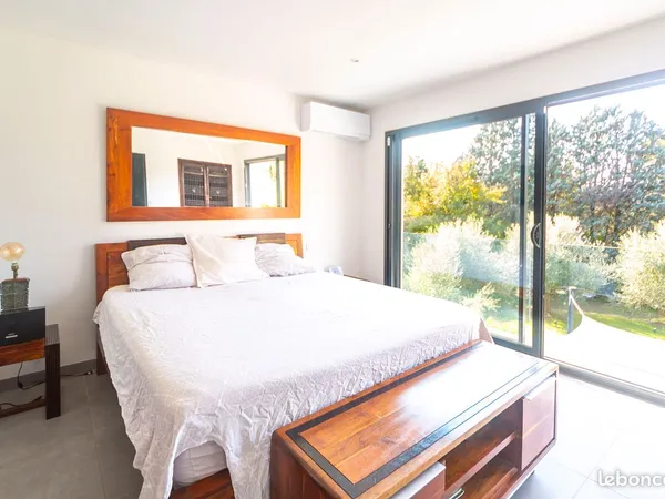 Villa contemporaine positionnée sur un terrain de 4500 M2