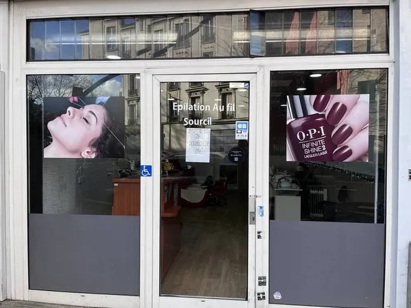 Belle Boutique Avec Vitrine / Local Commercial - Murs Occupés.