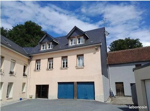 Bel appartement 3 pièces 2ième étage centre bourg 1 stationnement dans cour privée