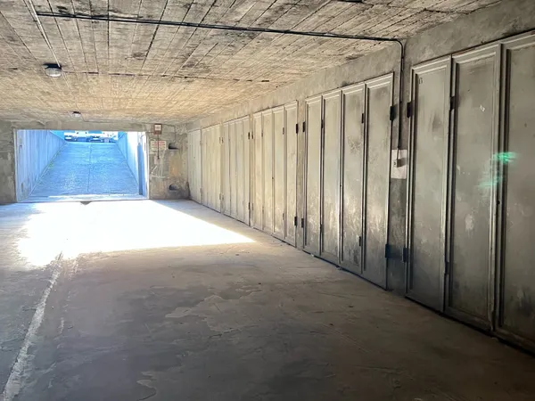 A VENISSIEUX CHARREARD, GARAGE EN SOUS-SOL A 2 PAS DU TRAMWA