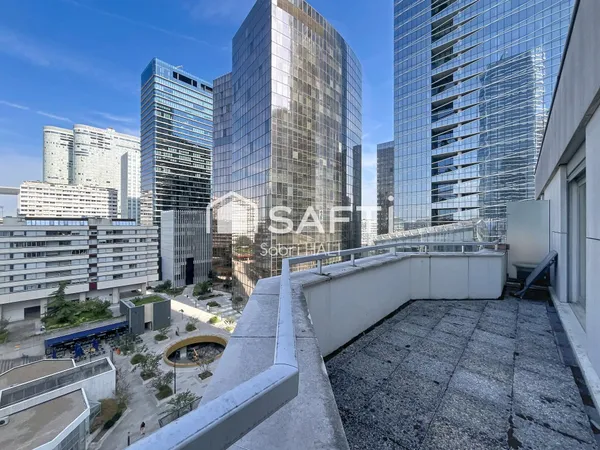 Au coeur du prestigieux quartier d'affaires de La Défense, élégant studio d'environ 32 m² avec grand