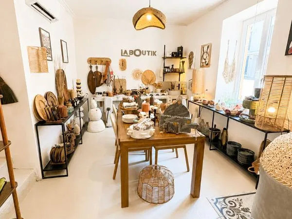 Boutique 60 m² LA TOUR DE SALVAGNY