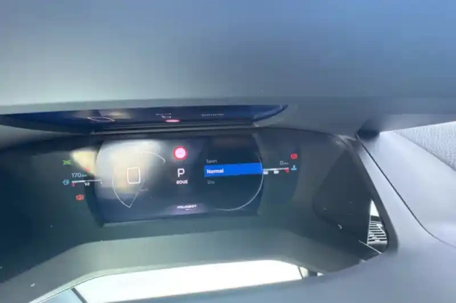 Peugeot 2008 hybrid 145 e-dcs6 — photo 23