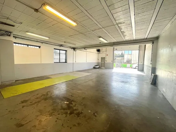 Local commercial 200 m²