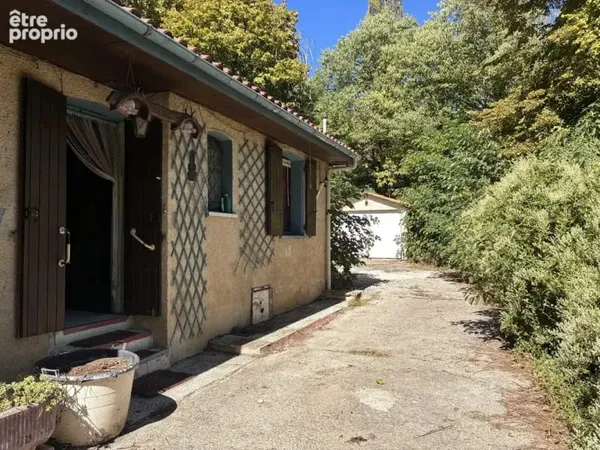 Maison à rénover proche du village avec jardin