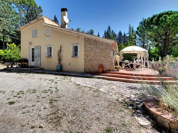 A VENDRE EN EXCLUSIVITE! Maison de plain-pied avec piscine et studio indépendant.