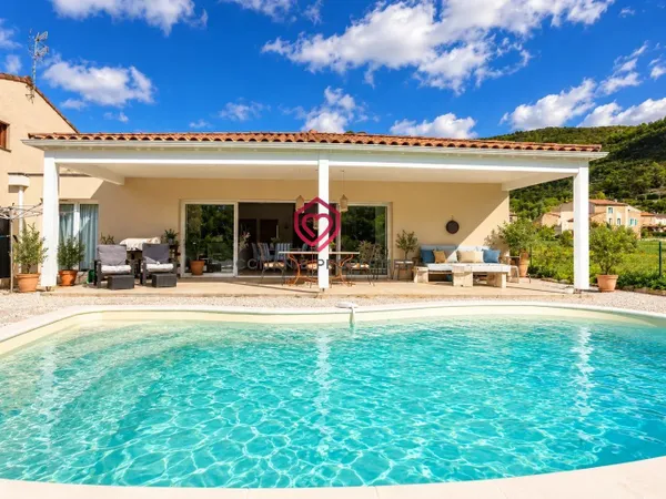 Villa récente de plain-pied avec piscine et vue sur Roquebrun