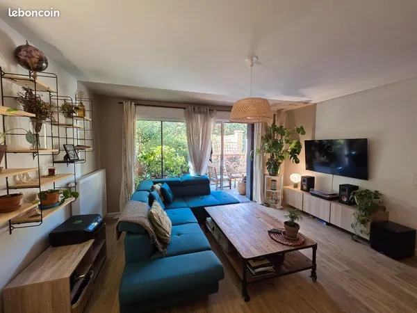 Joli appartement 2 pièces avec garage, situé dans un environnement calme, composé d'une terrasse et 