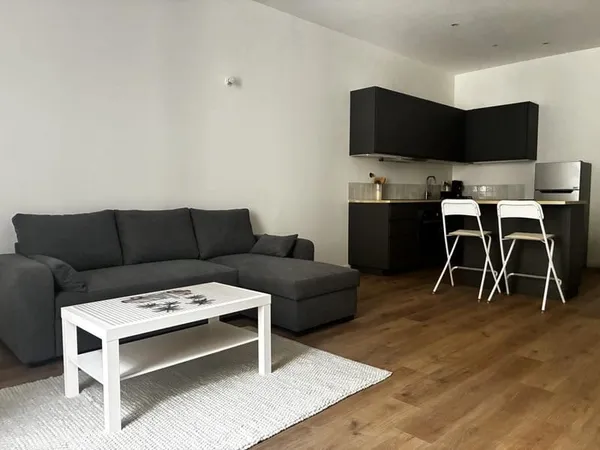 APPARTEMENT P2 MEUBLE - CENTRE VILLE NIMES - SQUARE DE LA COURONNE