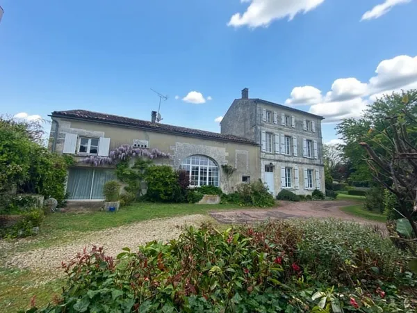6KM GARE ANGOULEME Exceptionnellement rare ! Maison ancienne