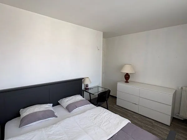 Chambre meublée