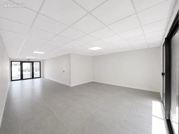 Location d'un local commercial 900e HC