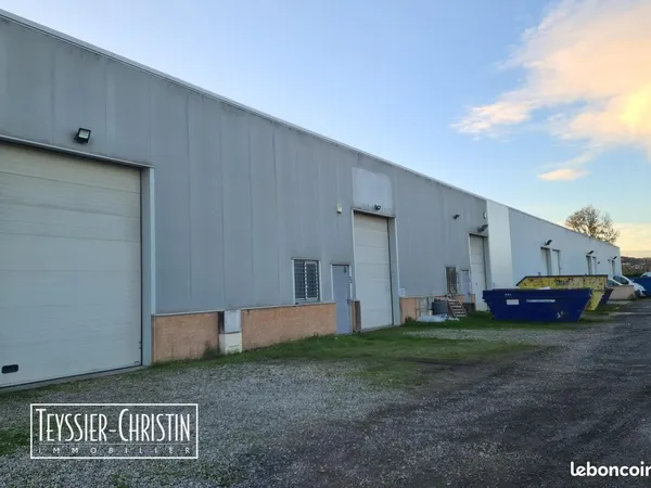 Local 160 m² Grigny